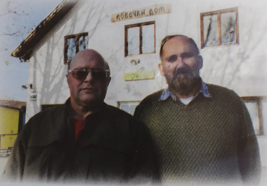 lovci staropazovačkog lovačkog društva Slavko Uzelac i Ivan Kovačević pored lovačkog doma